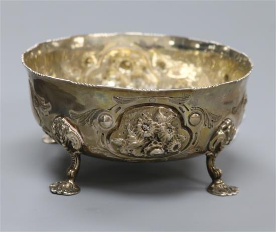 A Victorian repousse silver sugar bowl, on four pad feet, Daniel & Charles Houle, London, 1853, 7.5 oz.